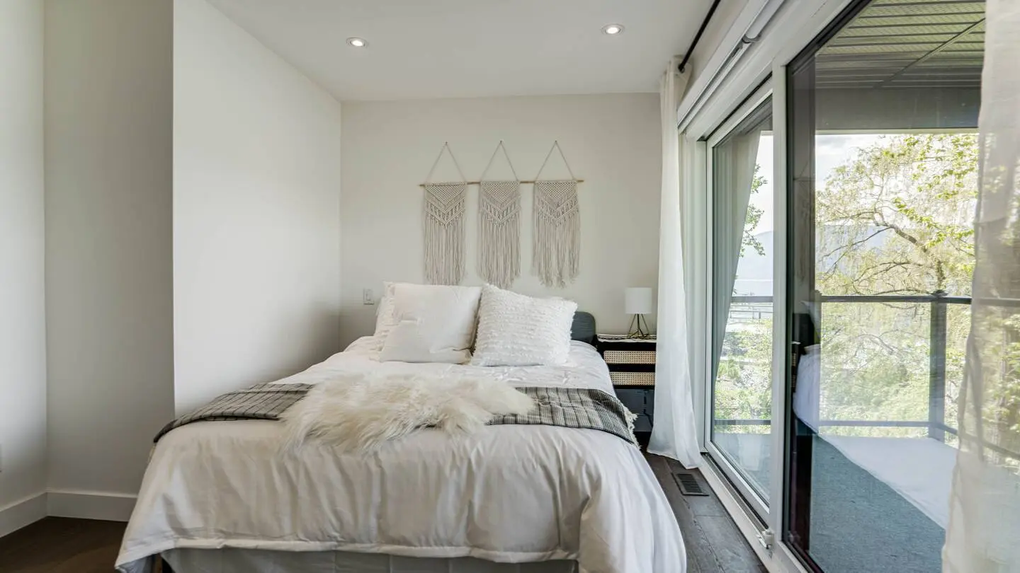 Bedroom 4 with sliding door to the balcony